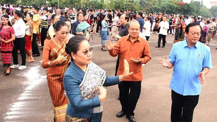 La danse traditionnelle laotienne Lamvong est largement pratiquée parmi le peuple laotien (Photo : Paxaxon)
