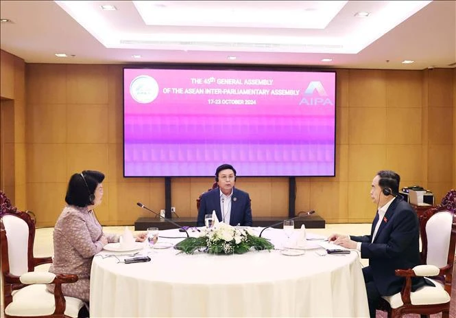 Les présidents des Assemblées nationales du Vietnam, du Laos et du Cambodge. Photo: VNA