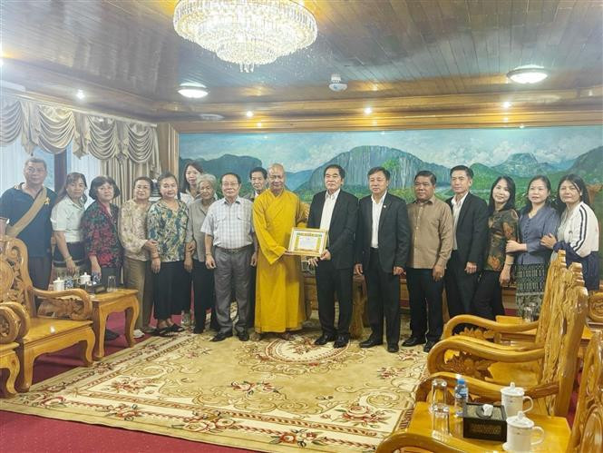 Les autorités de Houphanh remercient le groupe de bénévoles du Comité de coordination et de coopération de la Sangha bouddhiste du Vietnam au Laos. Photo: VNA