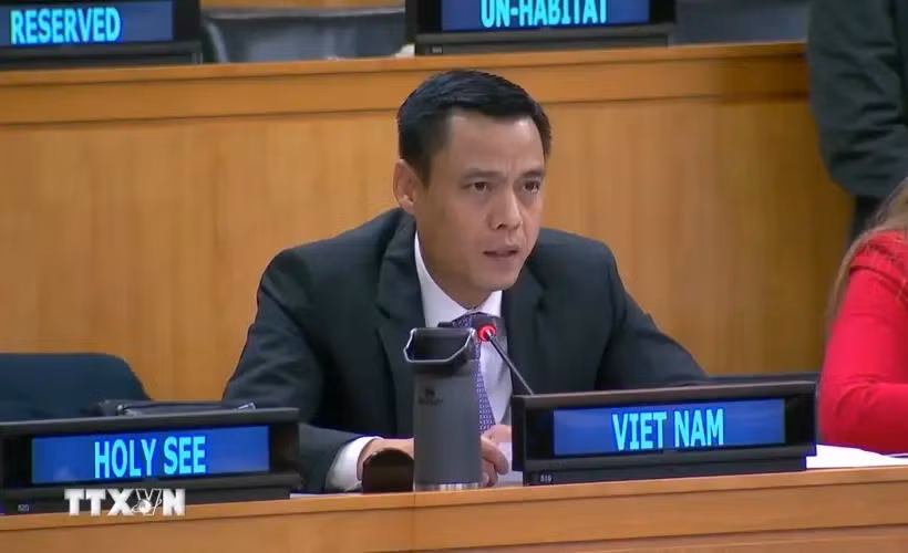 Au nom de l'ASEAN, l'ambassadeur Dang Hoang Giang, chef de la Mission permanente du Vietnam auprès de l'ONU, prononce un discours lors du débat. Photo: VNA