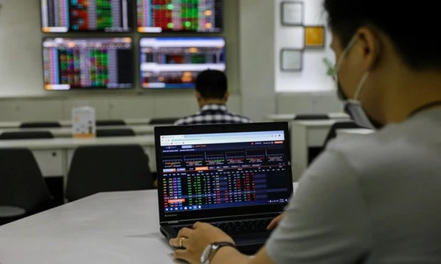 Un investisseur suit les transactions en bourse. (Photo laodong.vn)
