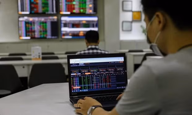 Un investisseur suit les transactions en bourse. (Photo laodong.vn)