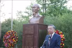 Le secrétaire général du Parti, Tô Lâm, s’exprime lors de la cérémonie d’inauguration du buste du président Hô Chi Minh dans l’enceinte de l’ambassade du Vietnam en République de Corée. Photo: VNA