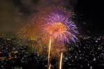 Hanoi organise un feu d’artifice le soir du 10 août pour célébrer le 80e anniversaire de la Fête nationale. Photo : dantri.com.vn