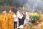 Le président sri-lankais Anura Kumara Dissanayaka (3e à partir de la gauche), lors de sa visite de la pagode de Bai Dinh, dans le district de Gia Viên, province de Ninh Binh (Nord), le 4 mai. Photo: VNA