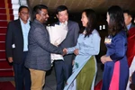 Le président sri-lankais Anura Kumara Dissanayaka (deuxième à partir de la gauche) à sa descente d’avion à l’aéroport international de Nôi Bai, à Hanoi, le 4 mai. Photo : VNA