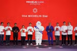 Représentants des restaurants une étoile Michelin lors de la cérémonie de remise des prix du Guide Michelin Vietnam 2026. Pour la première fois au Vietnam, le nombre de restaurants étoilés atteint les deux chiffres – une étape importante qui témoigne de l'ascension fulgurante du pays en tant que destination gastronomique de classe mondiale. Photo : Organisateurs de l’événement