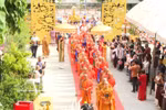Cette procession met en scène la statue de Bouddha dorée, des moines en robes traditionnelles, et des participants fervents, défilant ensemble dans une puissante démonstration de foi et d'unité. Photo: VNA