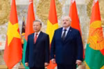 Le secrétaire général du Parti communiste du Vietnam (PCV), Tô Lâm (à gauche), et le président biélorusse Alexandre Loukachenko, à Minsk, le 12 mai. Photo : VNA