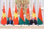 Le secrétaire général du Parti communiste du Vietnam, Tô Lâm, et le président biélorusse Alexandre Loukachenko tiennent une conférence de presse conjointe pour présenter les résultats de leur entretien. Photo: VNA