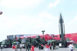 Une exposition en plein air présente des missiles et des équipements militaires développés et modernisés par les groupes industriels de défense vietnamiens. Photo : VNA