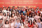 Le Premier ministre Pham Minh Chinh pose avec les représentants de la communauté vietnamienne en Chine, à Tianjin, le 25 juin. Photo : VNA