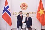 Le ministre vietnamien des Affaires étrangères Lê Hoài Trung (à droite) serre la main du ministre norvégien du Développement international Åsmund Aukrust, à Hanoi, le 10 février. Photo : VNA