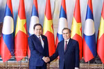 Le président de l’Assemblée nationale du Vietnam, Trân Thanh Mân (à gauche) et le président de l’Assemblée nationale du Laos, Xaysomphone Phomvihane, à Vientiane, le 5 février 2026. Photo : VNA