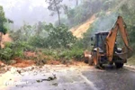Un glissement de terrain a bloqué l'autoroute Hô Chi Minh traversant la commune de Phuoc Nang, à Dà Nang. Photo : VietnamPlus