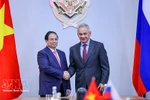 Le Premier ministre vietnamien Pham Minh Chinh (à gauche) et le secrétaire du Conseil de sécurité de la Fédération de Russie, Sergueï Choïgou, se serrent la main, à Moscou, le 24 mars. Photo : VNA
