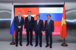 Le Premier ministre Pham Minh Chinh (deuxième à partir de la droite), le vice-Premier ministre russe Alexander Novak (deuxième à partir de la gauche), le vice-Premier ministre vietnamien Bui Thanh Son (à l’extrême droite) et un dirigeant de Zarubezhneft. Photo : baochinhphu.vn