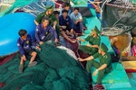 Les soldats vietnamiens sur l’archipel de Truong Sa diffusent la loi auprès des pêcheurs. Photo : VNA