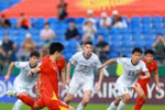Le capitaine Khuât Van Khang a transformé le penalty contre le Kirghizistan vendredi. Malgré deux victoires et la première place du groupe A, la tâche du Vietnam est loin d’être terminée. Photo : AFC