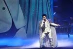 Tùng Duong lors de son spectacle intitulé "Nguoi dàn ông hát" (L'homme qui chante, en français) qui a connu un vif succès dans sa carrière de chanteur. Photo : CTV