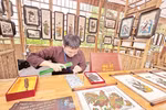 Le stand de présentation des estampes de Dông Hô à l'événement «Quintessence culturelle de Bac Ninh – couleurs de Dông Hô». Photo : NDEL
