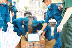 Prélèvement des échantillons sur les restes de martyrs non identifiés au cimetière des martyrs de la commune de Son Duong, dans la province de Tuyên Quang. Photo : VNA