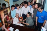 Le Premier ministre Pham Minh Chinh rend visite à la mère héroïne vietnamienne Dào Thi Vui, dans le village de Thuong Xa, commune de Hai Lang, province de Quang Tri. Photo: VNA