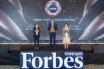 Nguyên Quôc Khanh, directeur exécutif de la recherche et du développement de Vinamilk, lors de la cérémonie de mise à l’honneur des meilleures entreprises cotées au Vietnam. Photo : Forbes Vietnam