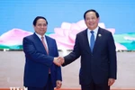 Le Premier ministre Pham Minh Chinh et son homologue lao Sonexay Siphandone, coprésidents de la 48e réunion du Comité intergouvernemental Vietnam-Laos, se serrent la main. Photo : VNA
