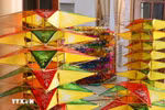 Fabrication et décoration des lanternes étoilées de toutes tailles. Photo: VNA