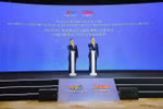 Des représentants de la VTV et de China Media Group (CMG) appuient sur le bouton symbolique pour lancer leur coopération à l’occasion de l’Année des échanges humanistes entre le Vietnam et la Chine. Photo : VNA