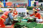 Les équipes participantes emballent chaque gâteau de riz gluant avec enthousiasme et habileté, sur le site historique du temple des rois Hùng, à Phu Tho. Photos : vtv.vn