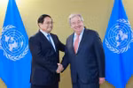 Le Premier ministre Pham Minh Chinh (à gauche) et le secrétaire général des Nations Unies, António Guterres, se serrent la main, à Nice, en France, le 9 juin. Photo : VNA
