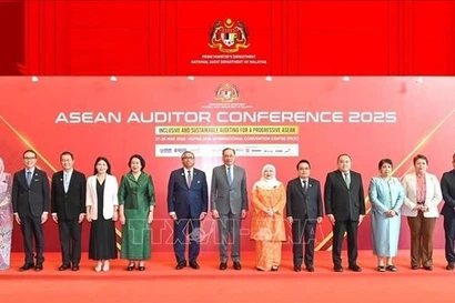 Une délégation de l’Audit d’État du Vietnam, conduite par la vice-auditrice générale Ha Thi My Dung, participe à la Conférence des Auditeurs de l’ASEAN 2025, portant sur un audit exhaustif et durable pour une ASEAN progressiste. Photo : VNA