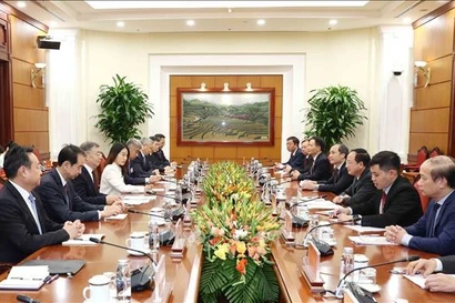 Trinh Van Quyet, secrétaire du Comité central du Parti communiste du Vietnam, chef de la Commission centrale de l’éducation et de la mobilisation auprès des masses du Parti, s’entretient avec Li Shulei, membre du Bureau Politique, secrétaire du Secrétariat et chef du Département de l’information du Comité central du Parti communiste chinois. Photo : VNA