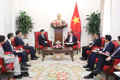 Le rencontre entre le ministre vietnamien des Affaires étrangères Le Hoai Trung et le premier vice-ministre des Affaires étrangères de la République de Corée, Park Yoon Joo. Photo : VNA