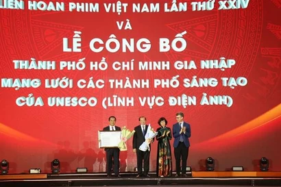 La cérémonie de remise du certificat d'adhésion de Hô Chi Minh-Ville au Réseau des Villes créatives de l'UNESCO (domaine du cinéma). Photo : VNA