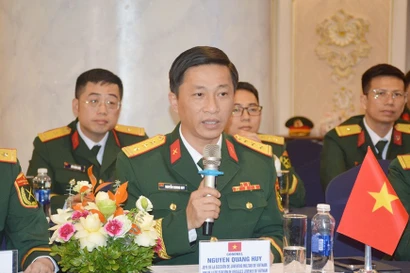 Le lieutenant-colonel Nguyen Quang Huy prend la parole lors de l'échange de vue. Photo : qdnd.vn