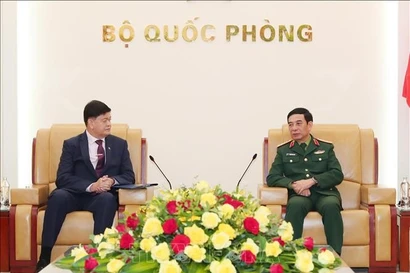 Le général Phan Van Giang, ministre de la Défense, a reçu, le 26 novembre à Hanoï, Irineo C. Espino, vice-ministre de la Défense des Philippines. Photo : VNA