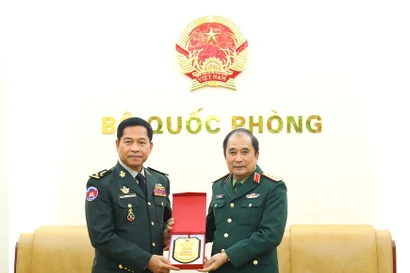 Le général de corps d’armée Phung Si Tan (droite), chef adjoint de l’État-major général de l’Armée populaire du Vietnam et le général Phorn Nara, secrétaire général du Comité national cambodgien des armes chimiques. Photo : VNA
