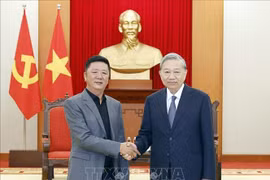 Le secrétaire général du Parti Tô Lâm (droite) et Wang Laixing, vice-président du groupe chinois Luxshare-ICT. Photo: VNA