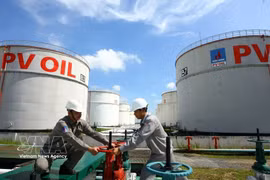 Exploitation du système d’approvisionnement en carburants à PV Oil Nha Be, à Ho Chi Minh-Ville. Photo: VNA