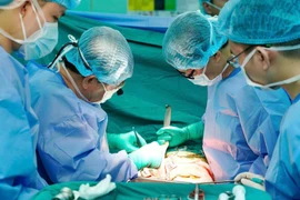 Les médecins vietnamiens mènent la transplantation du rein. Photo: VNA
