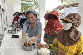 Des patients défavorisés de l’Hôpital général de Ninh Thuân bénéficient des repas gratuits. Photo: VNA