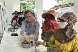Des patients défavorisés de l’Hôpital général de Ninh Thuân bénéficient des repas gratuits. Photo: VNA