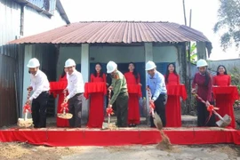 Lancement du programme d'élimination de l'habitat précaire à ville de Vi Thanh, province de Hâu Giang. Photo: VNA