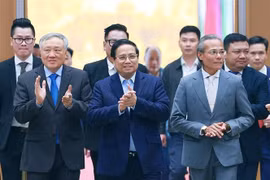 Le Premier ministre Pham Minh Chinh et des délégués. Photo: VNA