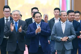 Le Premier ministre Pham Minh Chinh et des délégués. Photo: VNA