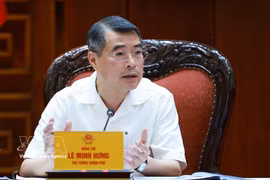 Le Premier ministre Lê Minh Hung s'exprime lors de la réunion. Photo: VNA
