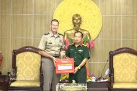 Le général de division Joel Vowell, commandant adjoint de l’Armée de terre américaine du Pacifique et le colonel Nguyên Tai Tinh (droite), commandant adjoint et chef d’état-major du Commandement militaire provincial. Photo: VNA